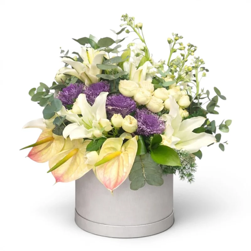 Kutuda Beyaz Lilyum ve Mor Lisianthus